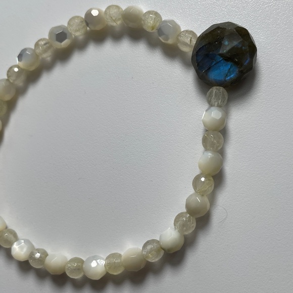 NWT. Mother of Pearl with Labradorite and Rutilated Quarz Stretch Bracelet. - Picture 1 of 2